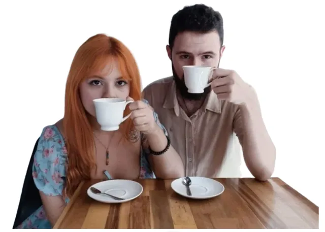 Dos integrantes del equipo de Casa Ánima tomando café