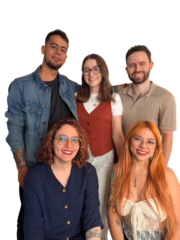 Las cinco personas del equipo de Casa Ánima sonriendo juntas